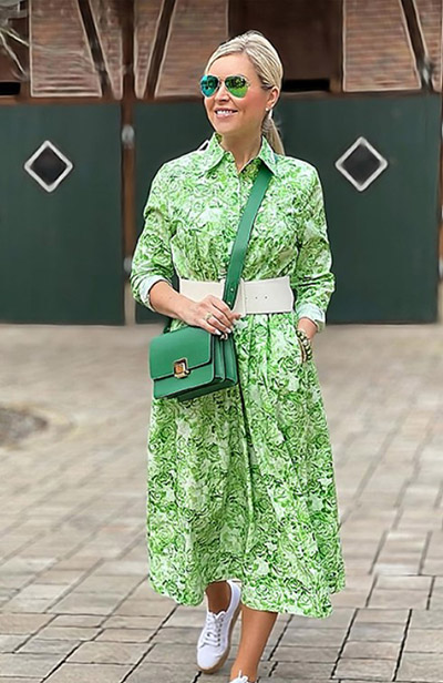 X-shaped coordination with green dress and white belt