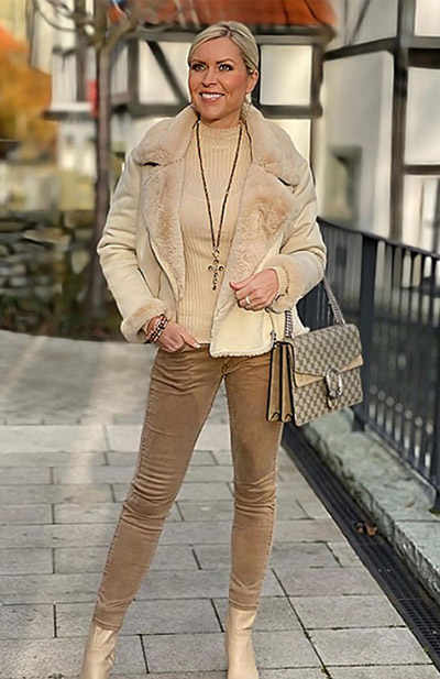 Y-shaped coordination with beige jacket and dark brown pants