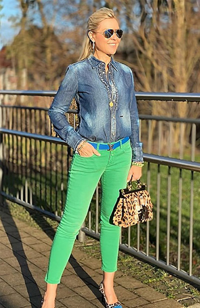 I-shaped coordination with denim shirt and green slim pants