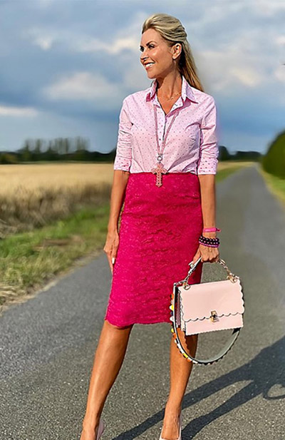 I-shaped coordination with pink dot shirt and red lace skirt