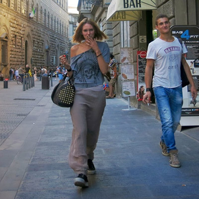 Woman walking in the city in a calm-toned outfit