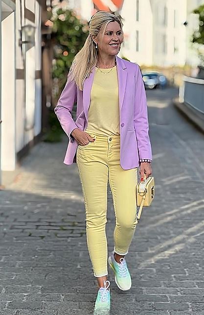 Outfit with pastel color tones