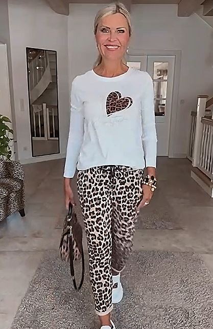 Heart-print top and leopard pants with color coordination