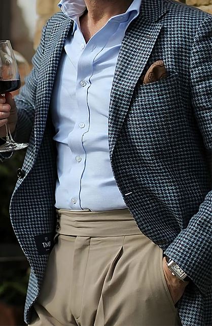 Fango-colored beltless pants with blue checkered jacket