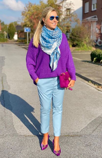 Blue volume scarf with a simple outfit